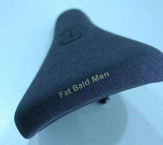 Synthetic suede pivotal seat.