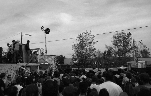 Geoff Ghetto blasting over a sea of weirdos